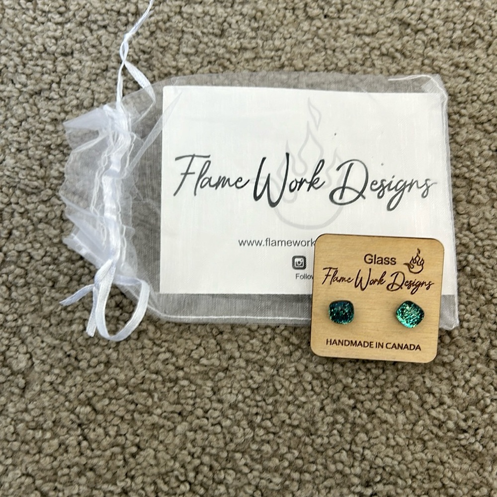 Cute green studs - Picture 2 of 3